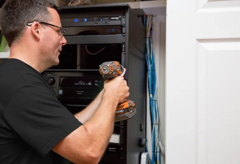 Integrator working in an equipment rack